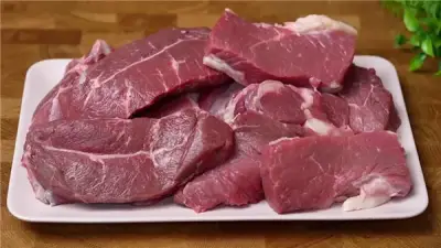 تفسير حلم توزيع اللحمة: العمر الطويل والرزق الوفير