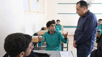 مدبولي في حوار أبوي مع طالبات مجمع الملكة التعليمي