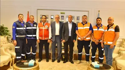 محافظ أسيوط يكرم طاقم إسعاف خاطر بحياته لإنقاذ عامل من بئر صرف صحي