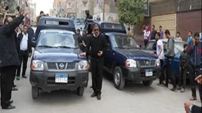 ضبط عاملين تعديا على شاب بعد اعتراضه على مضايقتهما لسيدة بالموسكي