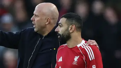 فيديو.. سلوت يهدي صلاح قبل مباراة الوداع مع ليفربول