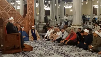 ليالي الذكر والابتهال تتواصل بمسجد الإمام الحسين في خامس ليالي العشر المباركات