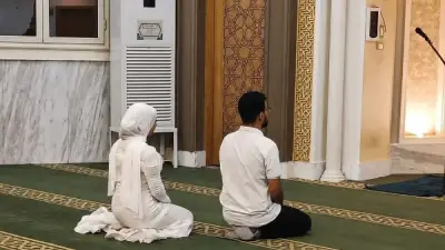 عروسان يتجهان للمسجد بعد عقد القران ويؤديان ركعتي شكر بدلاً من حفل الزفاف