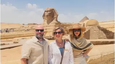 مرشدة سياحية تكشف كواليس جولة جيسون ستاثام وزوجته بالأهرامات