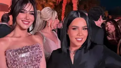 مي عمر تتألق بفستان أنيق في حفل زفاف نجل الفنان إدوارد