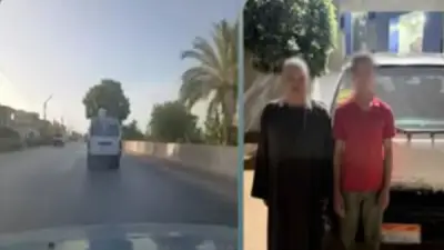 القبض على سائق ميكروباص وخاله لجلوسه أعلى السيارة أثناء سيرها بالمنيا