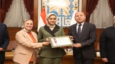 محافظ القاهرة يكرم طالبة حاصلة على المركز الثالث عالميًا بمعرض العلوم