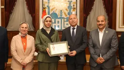 محافظ القاهرة يكرم طالبة حاصلة على المركز الثالث عالميًا في معرض العلوم والهندسة