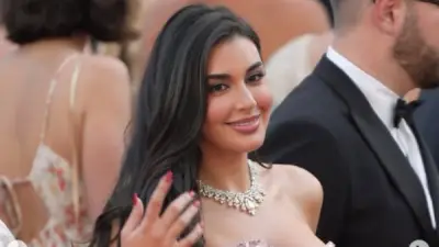 ناقد موضة يهاجم ياسمين صبري بسبب فستانها في مهرجان كان