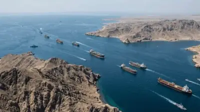 مسؤول أمريكي: رفع العقوبات عن إيران مرهون بفتح مضيق هرمز