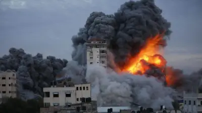 مصابون جراء قصف إسرائيلي استهدف منزلاً في مخيم المغازي وسط غزة