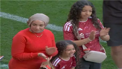 تصرفات عفوية لبنات صلاح في وداع ليفربول.. ضحكة كيان تثير الجدل