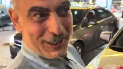 بائع ورد مصري يتصدر التواصل بفلسفته البسيطة عن الرضا