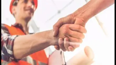 متى يجوز وقف العامل عن العمل؟ القانون يحدد الحالات وضوابط الأجر