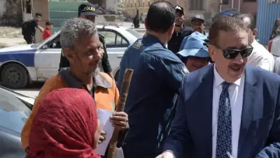 محافظ بورسعيد يوزع العيديات على عمال النظافة في لفتة إنسانية