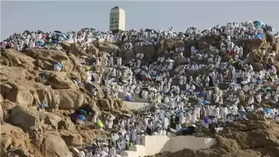 توافد حجاج بيت الله الحرام إلى صعيد عرفات لأداء الركن الأعظم من الحج