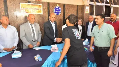 محافظ أسيوط يشارك الأيتام فرحة عيد الأضحى بزيارة دور الرعاية وتوزيع الهدايا