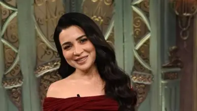 مي عز الدين تتألق بفستان خمري أنيق في صاحبة السعادة وتثير الجدل بسعره