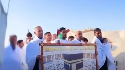 بالإحرام ومجسم الكعبة.. مشهد مؤثر من مخيمات غزة يثير تفاعلاً واسعاً