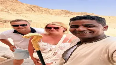 بالجلباب ومفتاح الحياة.. مرشد سياحي من قنا يبهر سياح باريس