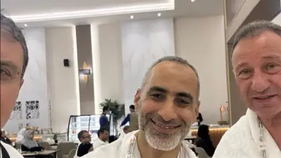 محمود الخطيب يؤدي مناسك الحج في الأراضي المقدسة برفقة الإعلامي عمرو الليثي