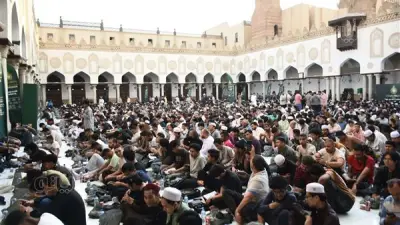 آلاف الصائمين يستعدون لإفطار يوم عرفة بالجامع الأزهر في مشهد مهيب