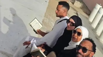 محمد رمضان يؤدي مناسك الحج برفقة زوجته وشقيقيه في أجواء روحانية
