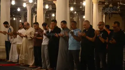 المئات يؤدون صلاة الفجر بمسجد عمرو بن العاص استعدادًا لعيد الأضحى