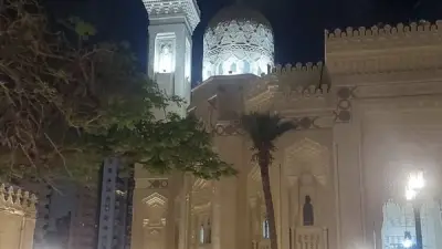 مسجد المرسي أبو العباس بالإسكندرية يتزين لاستقبال المصلين في عيد الأضحى