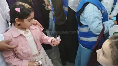 توزيع الحلوى والألعاب على الأطفال بعد صلاة عيد الأضحى بمطروح