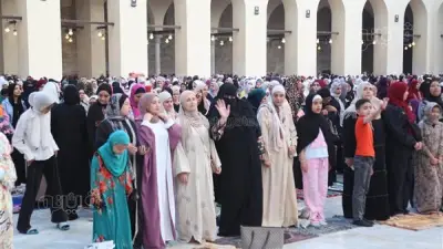الآلاف يؤدون صلاة عيد الأضحى بمسجد الظاهر بيبرس وسط فصل الرجال عن النساء