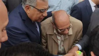 محافظ الدقهلية يوزع هدايا العيد على الأطفال بعد صلاة الأضحى
