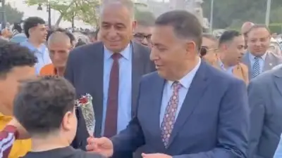 محافظ القليوبية يوزع الهدايا على الأطفال خلال صلاة عيد الأضحى بمسجد ناصر