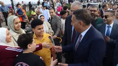 محافظ القليوبية يوزع الورد والهدايا على المواطنين في كورنيش بنها