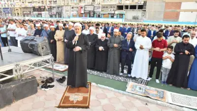 محافظ أسيوط يؤدي صلاة عيد الأضحى بساحة أرض الملاعب بحضور المواطنين