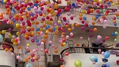 شلالات البالونات الملونة تزين سماء بورفؤاد وترسم فرحة العيد على وجوه الأطفال