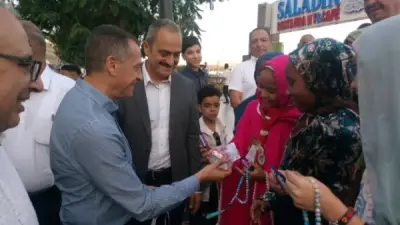 محافظ أسوان يوزع كروت تهنئة الرئيس السيسي والهدايا على الأطفال