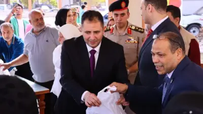 محافظ دمياط يشرف على توزيع اللحوم على الأسر الأكثر احتياجاً