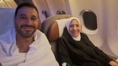 أحمد السعدني يؤدي مناسك الحج لأول مرة برفقة والدته