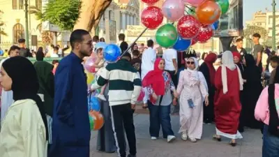 آلاف المواطنين يتوافدون على الحدائق والشواطئ في أول أيام عيد الأضحى