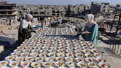 رائحة الكحك والمعمول تفوح في مخيمات غزة رغم الدمار