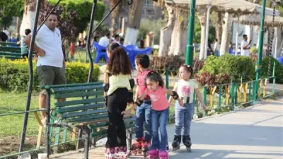 الباتيناج وكرة القدم يتصدران احتفالات الأطفال بالعيد في الحديقة الدولية