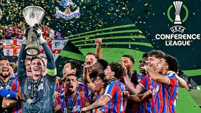 لاعبو كريستال بالاس يحتفلون بكأس المؤتمر الأوروبي بعد فوز تاريخي