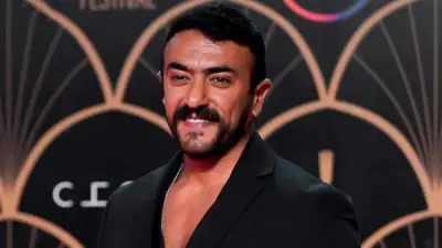 سيدة تداعب أحمد العوضي في عين شمس: مش عارفة أتصور معاك من الزحمة (فيديو)
