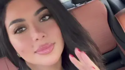 كارولين عزمي تخطف الأنظار بإطلالة بسيطة من داخل سيارتها
