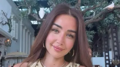 هنا الزاهد تخطف الأنظار بفستان صيفي كاجوال في أحدث إطلالتها