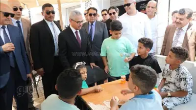 محافظ بني سويف يوزع الشوكولاتة على الأطفال في جولة عيد الأضحى