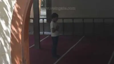 مشهد مؤثر في العيد.. طفل يترك اللعب في حديقة الأزهر لأداء صلاة الظهر