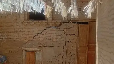 بدء إزالة العقار المنهار جزئياً في مدينة الشهداء بالمنوفية