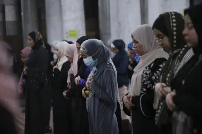 حكم التفات الأم لطفلها أثناء الصلاة.. دار الإفتاء توضح الضوابط